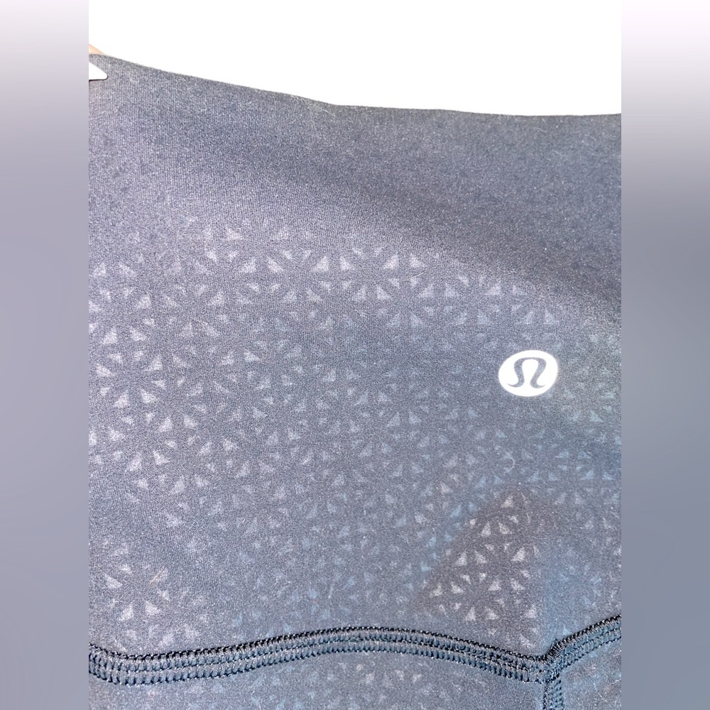 Lululemon leggings -black design- size 8 - Align 21 inch